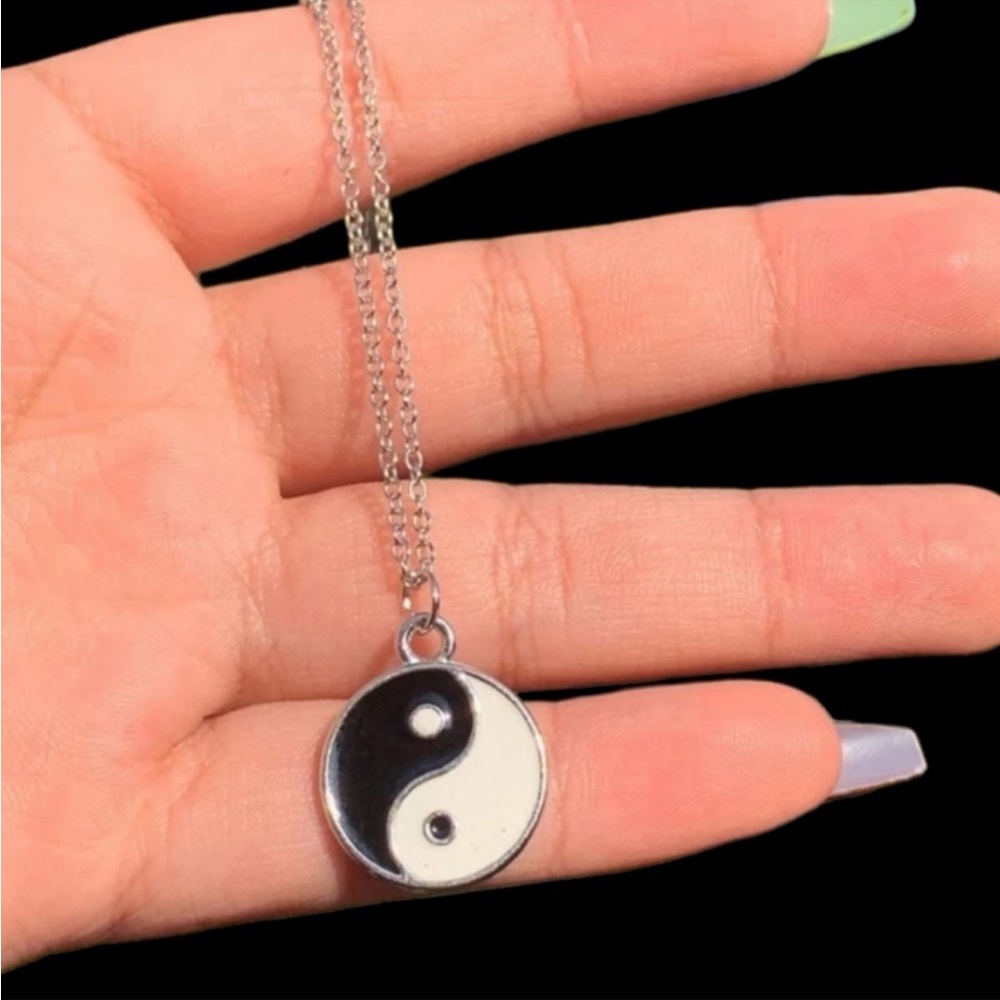 Ying Yang Double Sided Black and White Pendant Necklace Silver Chain NWT - Picture 2 of 6